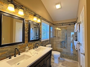 Shower, jetted bath, hair dryer, towels - Renovated Lodge 180°mountain views,sleeps 8 (Lake Lure)