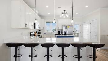 House, 5 Bedrooms | Private kitchen | Fridge, oven, coffee/tea maker, toaster