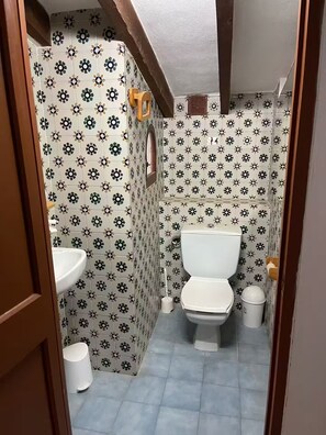 Dusche, Haartrockner, Bidet, Handtücher