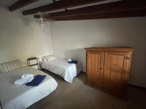 Tabla de planchar con plancha, wifi y ropa de cama 