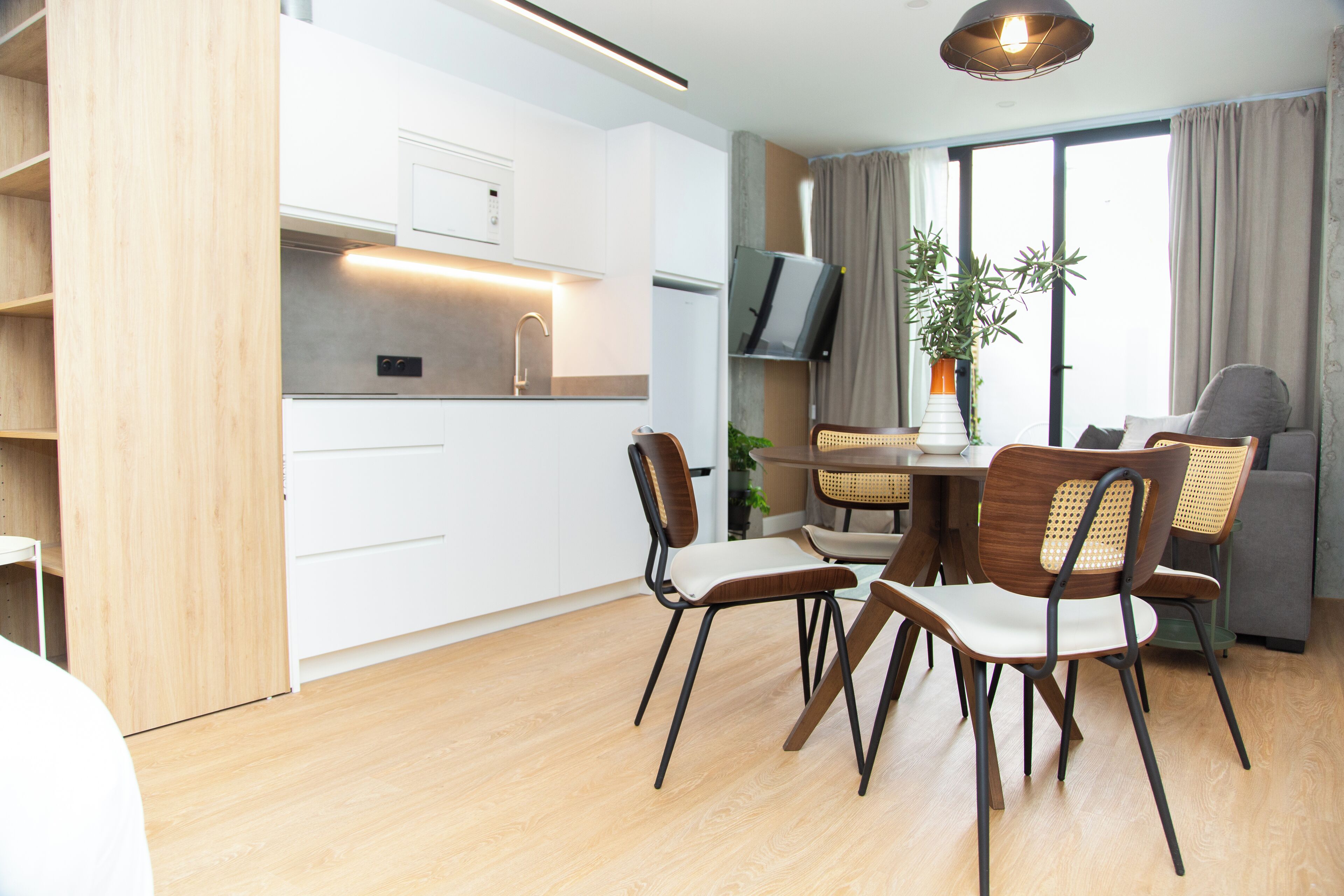 Estudio Confort, patio | Cocina privada | Frigorífico grande, microondas, placa de cocina y tostadora