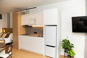 The 153 Hotel Loft 4 | Private kitchen | Full-size fridge, microwave, stovetop, toaster - The 153 Hotel (València)