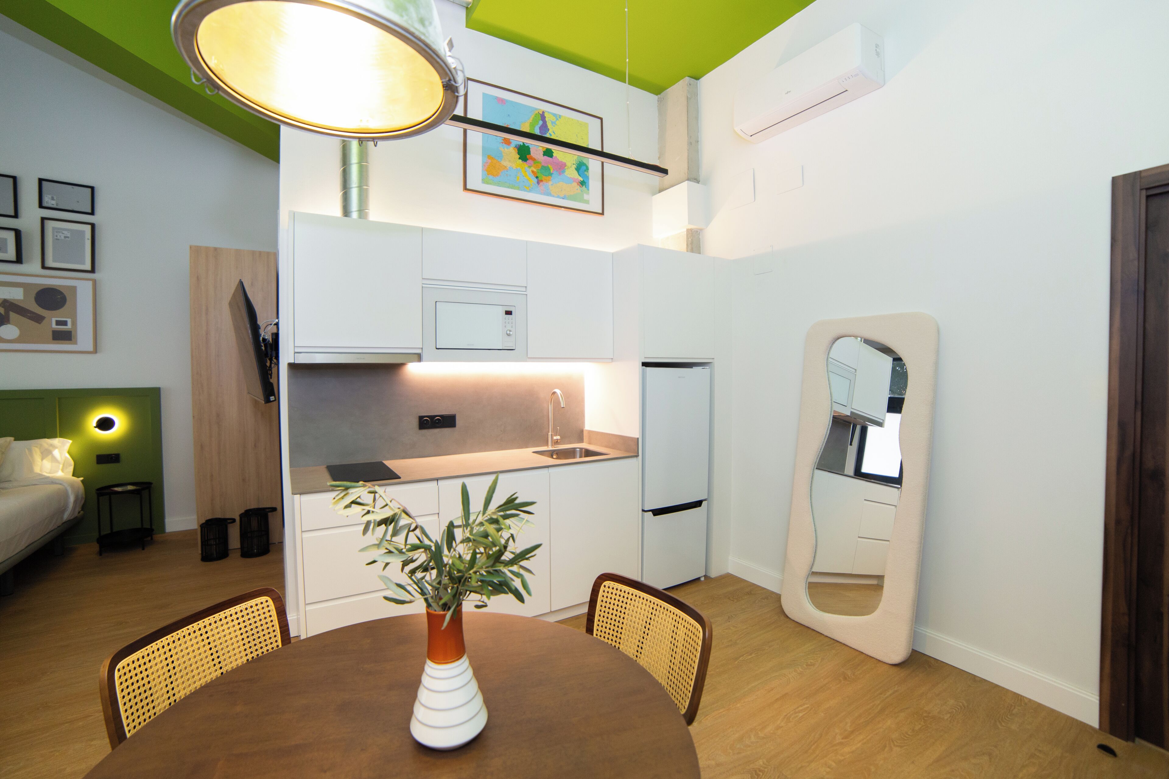 Family Studio | Dapur peribadi | Peti sejuk/penyejuk beku saiz penuh, ketuhar gelombang mikro, dapur 