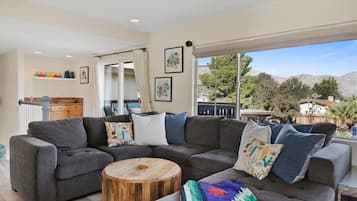 House, 4 Bedrooms | Living area | Smart TV