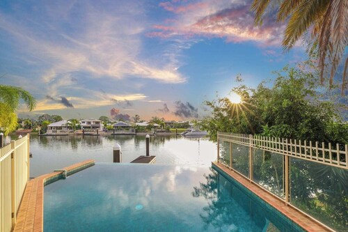 The Deck House Cullen Bay with Infinity Pool