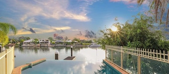 The Deck House Cullen Bay with Infinity Pool