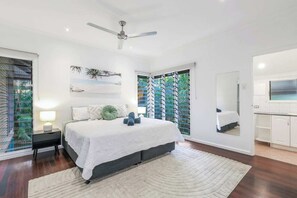 4 bedrooms, iron/ironing board, travel crib, free WiFi - The Deck House Cullen Bay with Infinity Pool (Larrakeyah)