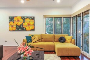 Smart TV - The Deck House Cullen Bay with Infinity Pool (Larrakeyah)