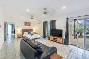 4 chambres, fer et planche à repasser, lit de bébé portatif
