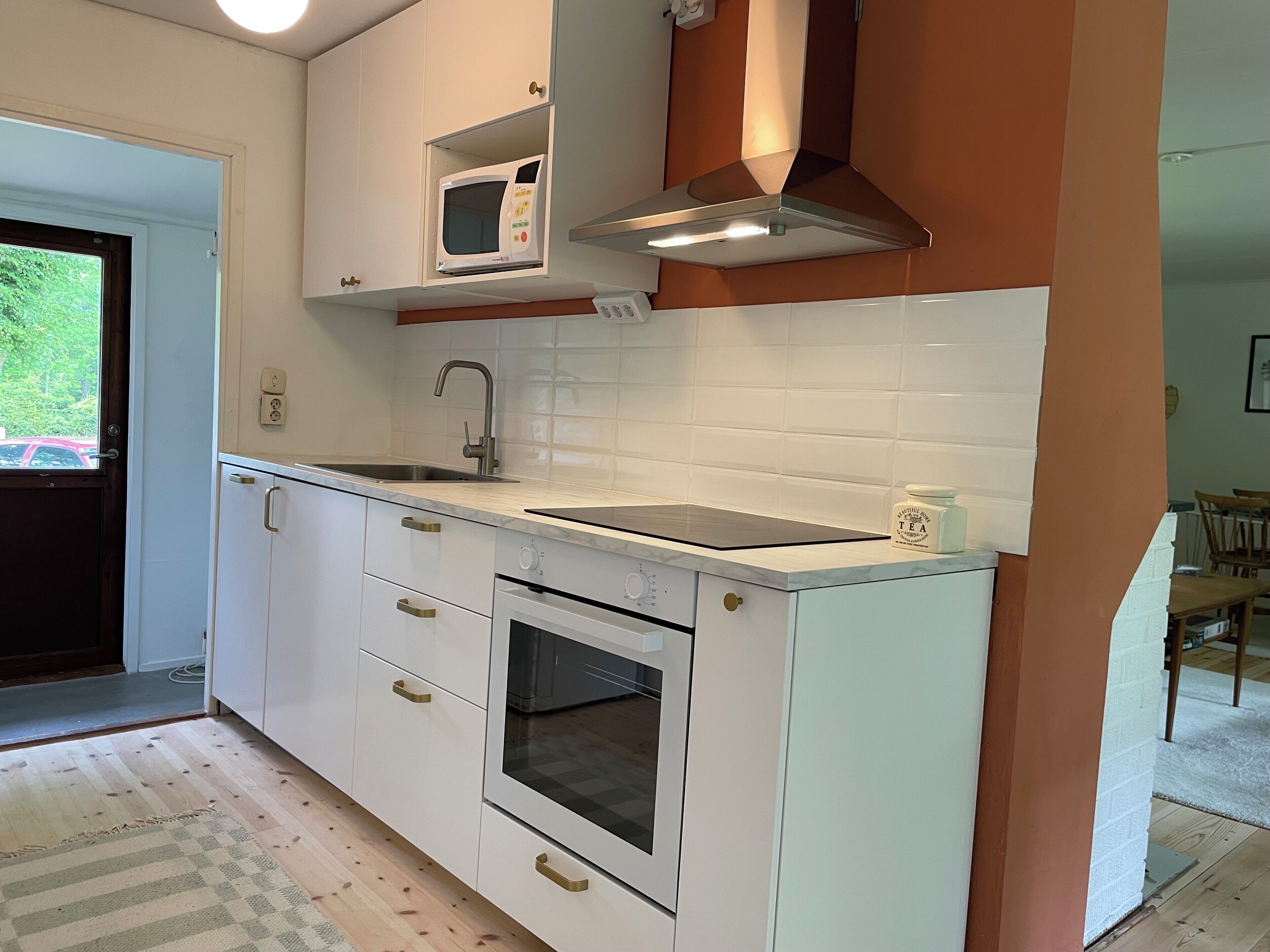 Mikrovågsugn, ugn, spishäll och diskmaskin