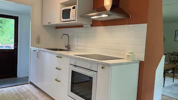 Mikrovågsugn, ugn, spishäll och diskmaskin