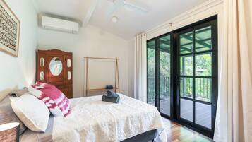 4 bedrooms, iron/ironing board, travel cot, free WiFi