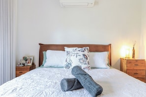 4 bedrooms, iron/ironing board, travel cot, free WiFi - The Tropical Hideaway | Saltwater Pool (Millner)