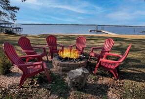 Property grounds - ‼️Lakefront Home w/ Dock, BBQ in Peaceful Flint (Flint)