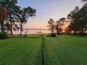 Property grounds - Lakefront House with Kayaks, BBQ in Peaceful Flint (Flint)
