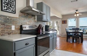 Fridge, microwave, oven, stovetop - Lakefront House with Kayaks, BBQ in Peaceful Flint (Flint)