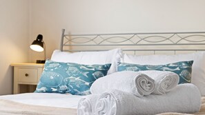 3 bedrooms, free WiFi, bed sheets - Sunbeam Cottage on the Lake (Toukley)