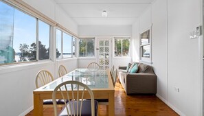 Dining - Sunbeam Cottage on the Lake (Toukley)