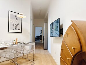 Dining - TWO BATHROOMS APARTMENT，24hCarrefour，nightlife (Milano)