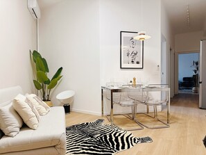 Living area - TWO BATHROOMS APARTMENT，24hCarrefour，nightlife (Milano)