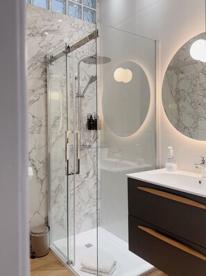 Hair dryer, bidet, towels, soap - TWO BATHROOMS APARTMENT，24hCarrefour，nightlife (Milano)