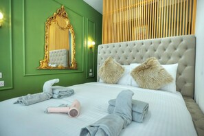 Desk, iron/ironing board, travel cot, WiFi - 2BR Duplex designer home in Sliema w/WIFI & AC (Sliema)
