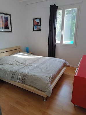 4 bedrooms, desk, iron/ironing board, travel cot