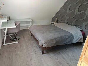 4 chambres, bureau, fer et planche à repasser, lit de bébé portatif