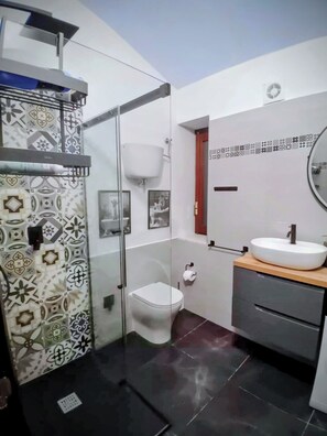 Shower, hair dryer, bidet, towels - Assisi's La Roccetta is a cozy, safe and modern loft. (Assisi)