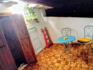 Outdoor dining - Assisi's La Roccetta is a cozy, safe and modern loft. (Assisi)