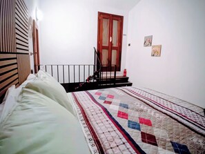 1 bedroom, desk, iron/ironing board, free WiFi - Assisi's La Roccetta is a cozy, safe and modern loft. (Assisi)