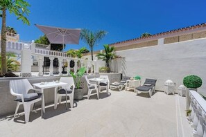 Outdoor dining - Red Velvet Desire - Elegant 2 bedroom seaside retreat steps from the ocean (Callao Salvaje)