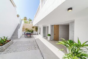 Outdoor dining - Red Velvet Desire - Elegant 2 bedroom seaside retreat steps from the ocean (Callao Salvaje)