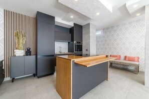 Private kitchen - Red Velvet Desire - Elegant 2 bedroom seaside retreat steps from the ocean (Callao Salvaje)