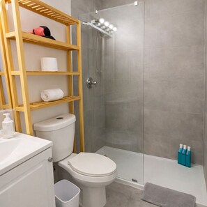 开间 | 浴室 | 淋浴设施、免费洗浴用品、毛巾、肥皂