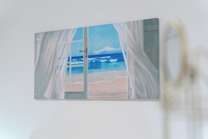 Pintura de uma cena de praia com janela e cortinas.