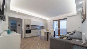 Un apartamento moderno con cocina, comedor y sala de estar.