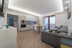 Eine moderne Wohnung mit Küche, Essbereich und Wohnzimmer.