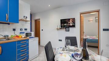Familienapartment, Mehrere Schlafzimmer (Seaview Apartment With Jacuzzi Ivano) | Speisen