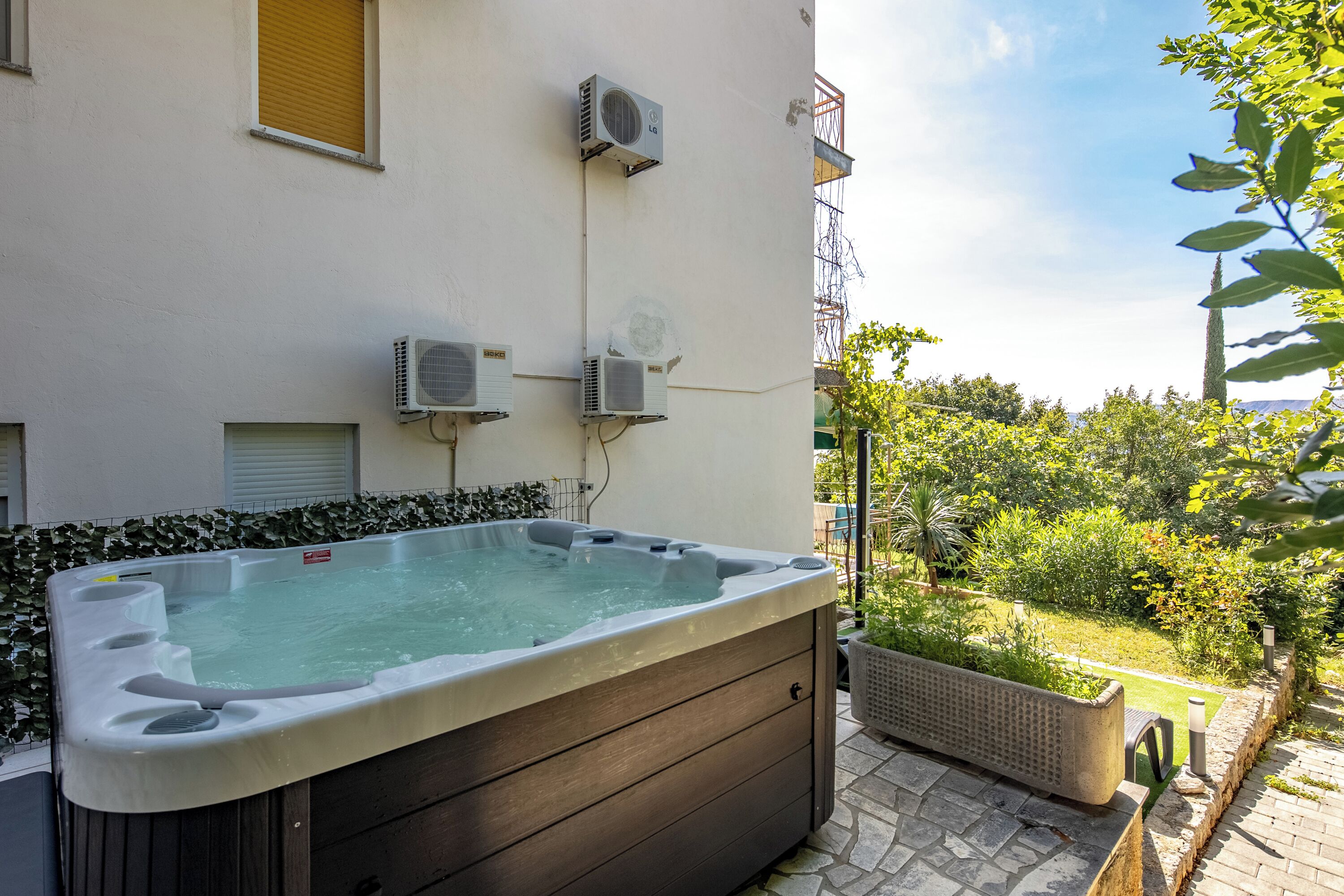 Familienapartment, Mehrere Schlafzimmer (Seaview Apartment With Jacuzzi Ivano) | Außen-Whirlpool
