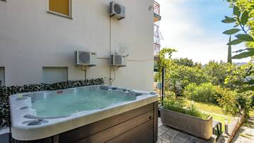 Familienapartment, Mehrere Schlafzimmer (Seaview Apartment With Jacuzzi Ivano) | Außen-Whirlpool