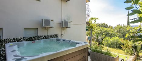 FamiljelÀgenhet - flera sovrum (Seaview Apartment With Jacuzzi Ivano) | Bubbelpool utomhus