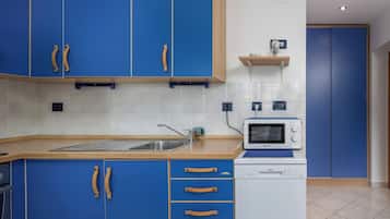 Family Apartment, Multiple Bedrooms (Seaview Apartment With Jacuzzi Ivano) | Private kitchen | Fridge, microwave, stovetop, dishwasher