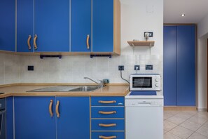 Familienapartment, Mehrere Schlafzimmer (Seaview Apartment With Jacuzzi Ivano) | Eigene Küche