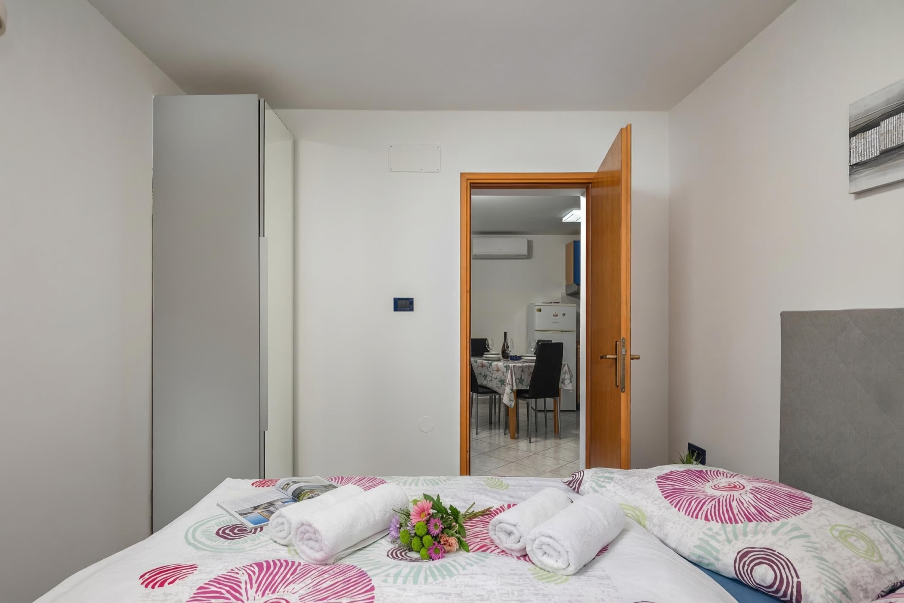 Familienapartment, Mehrere Schlafzimmer (Seaview Apartment With Jacuzzi Ivano) | 2 Schlafzimmer, kostenloses WLAN, Bettwäsche
