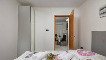 Familienapartment, Mehrere Schlafzimmer (Seaview Apartment With Jacuzzi Ivano) | 2 Schlafzimmer, kostenloses WLAN, Bettwäsche