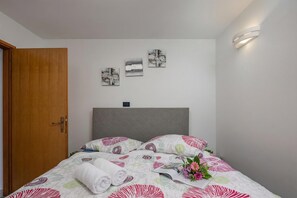 Family Apartment, 2 Bedrooms, Balcony (Seaview Apartment With Jacuzzi Ivano) | 2 bedrooms, WiFi - Seaview Apartment With Jacuzzi Ivano (Novi Vinodolski)