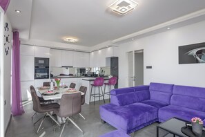 Familienapartment, Mehrere Schlafzimmer, 2 Bäder, Bergseite (Comfortable Seaview Apartment Pacco) | Innenbereich