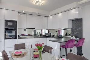 Appartement Familial, plusieurs chambres, 2 salles de bains (Comfortable Seaview Apartment Pacco) | Cuisine privée