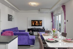 Family Apartment, Multiple Bedrooms, 2 Bathrooms, Mountainside (Comfortable Seaview Apartment Pacco) | Living room | 21-inch flat-screen TV with cable channels - Comfortable Seaview Apartment Pacco (Novi Vinodolski)
